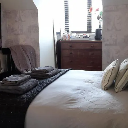 Homestay Double Bed In Loft Space With En
