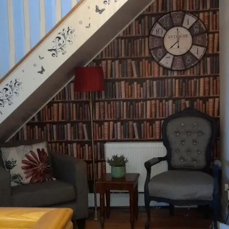 Homestay Double Bed In Loft Space With En